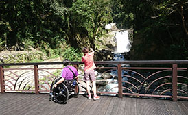 從園區入口處通往樂水橋的觀瀑步道舖面平緩無坡約1公里，提供無障礙服務設施，供旅客駐足觀賞內洞瀑布之美。