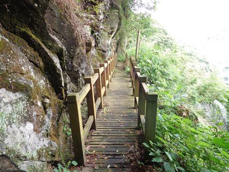 步道剪影-岩壁邊的木棧道