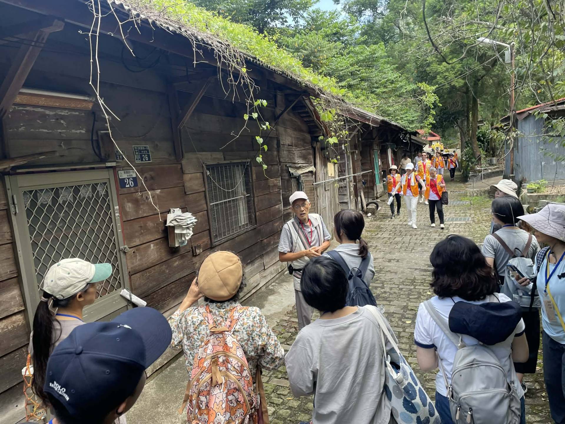 ▲穿過林場巷的斑駁木屋，耆老以故事牽起過往，讓歷史在步伐中重新浮現