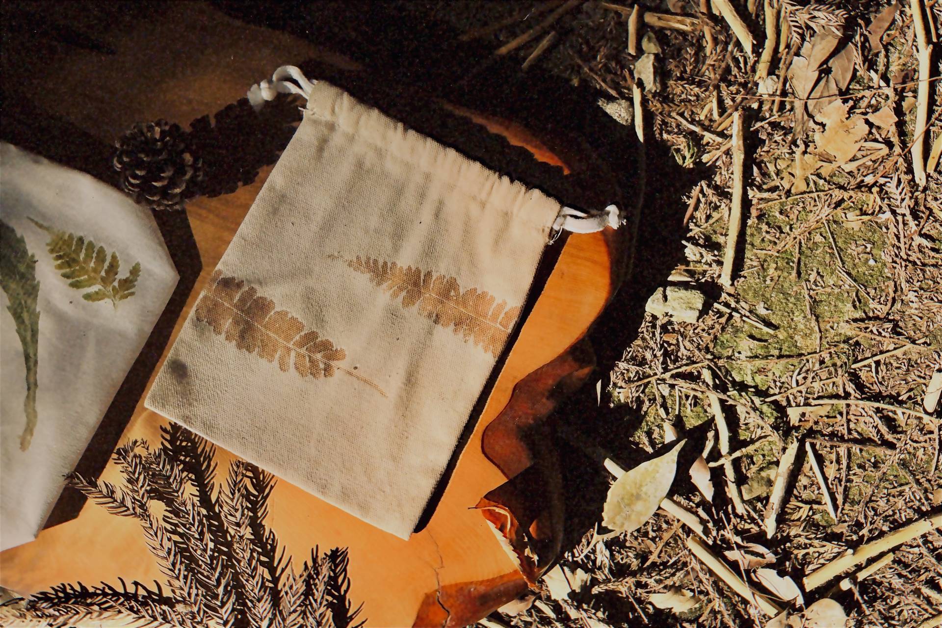 ▲手作槌染束口袋，光影與紋理之間承載著八仙山最細緻的脈動