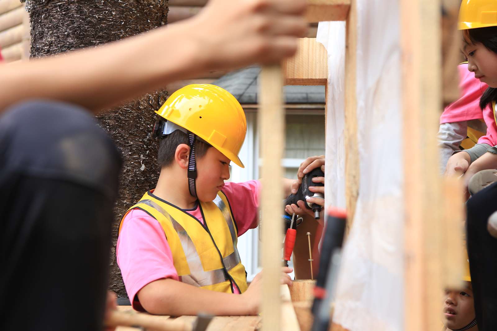 操作木工具搭建遊具。照片提供：台灣樹屋學會