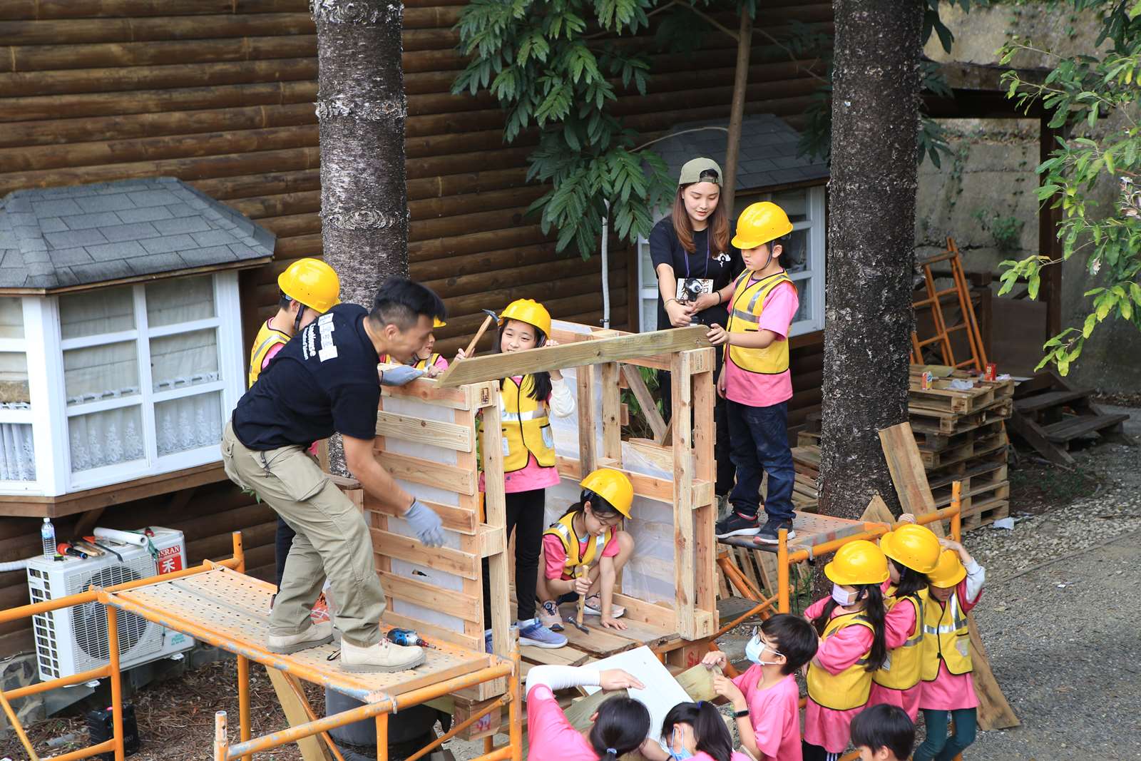 討論合作完成木造遊具。照片提供：台灣樹屋學會