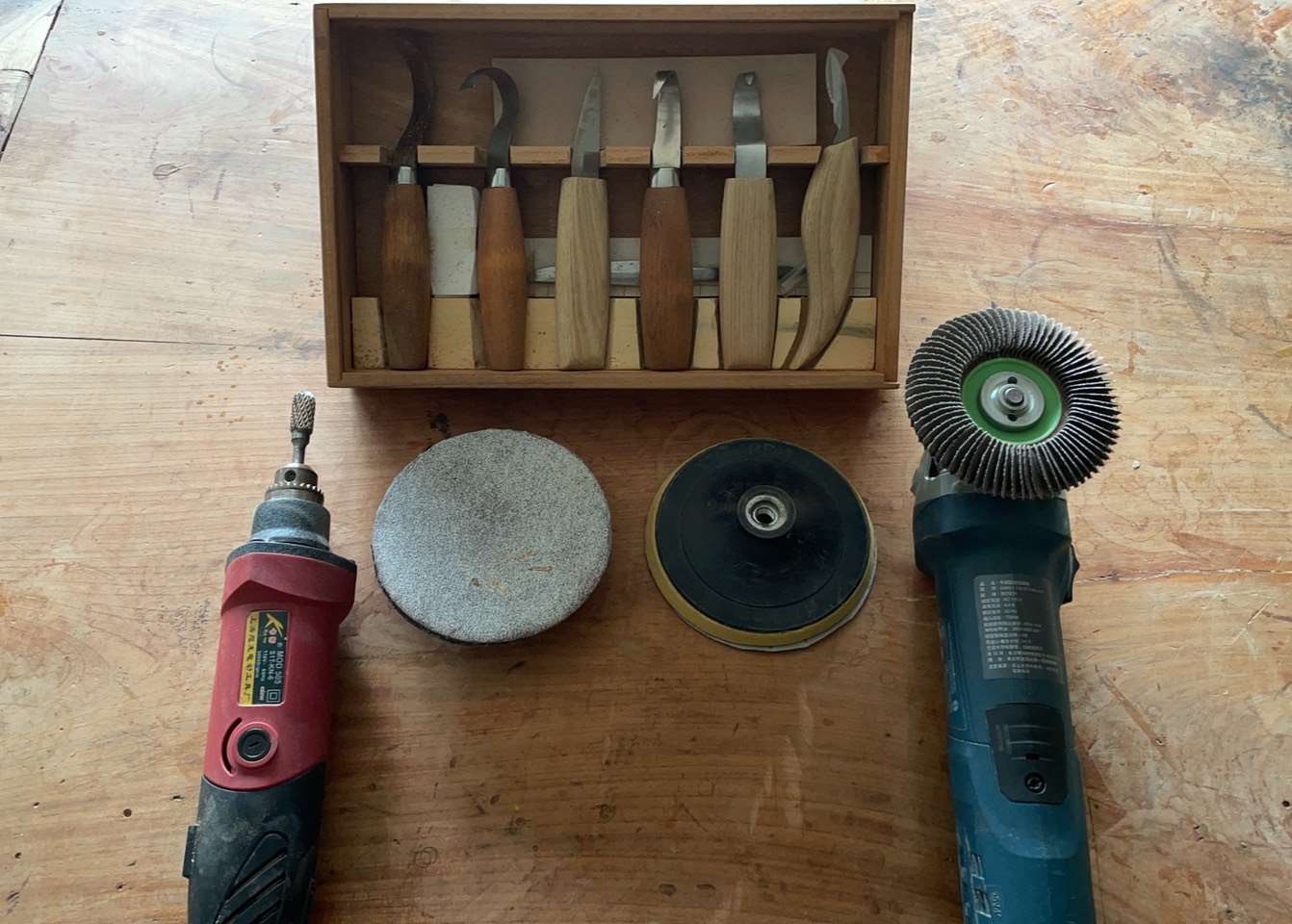 體驗的工具，左1刻磨機、中上虎刻雕刻刀、中下砂盤(正反面)、右1手提砂輪機