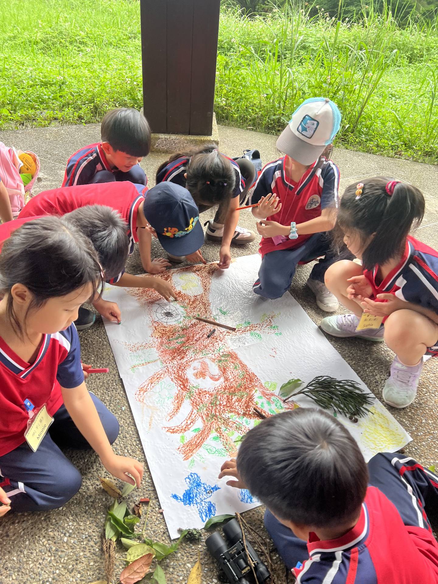 小小樹描家-學生利用蒐集到的材料進行創作