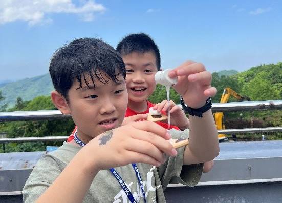 日光召喚計畫-學生利用太陽能鍋製作點心