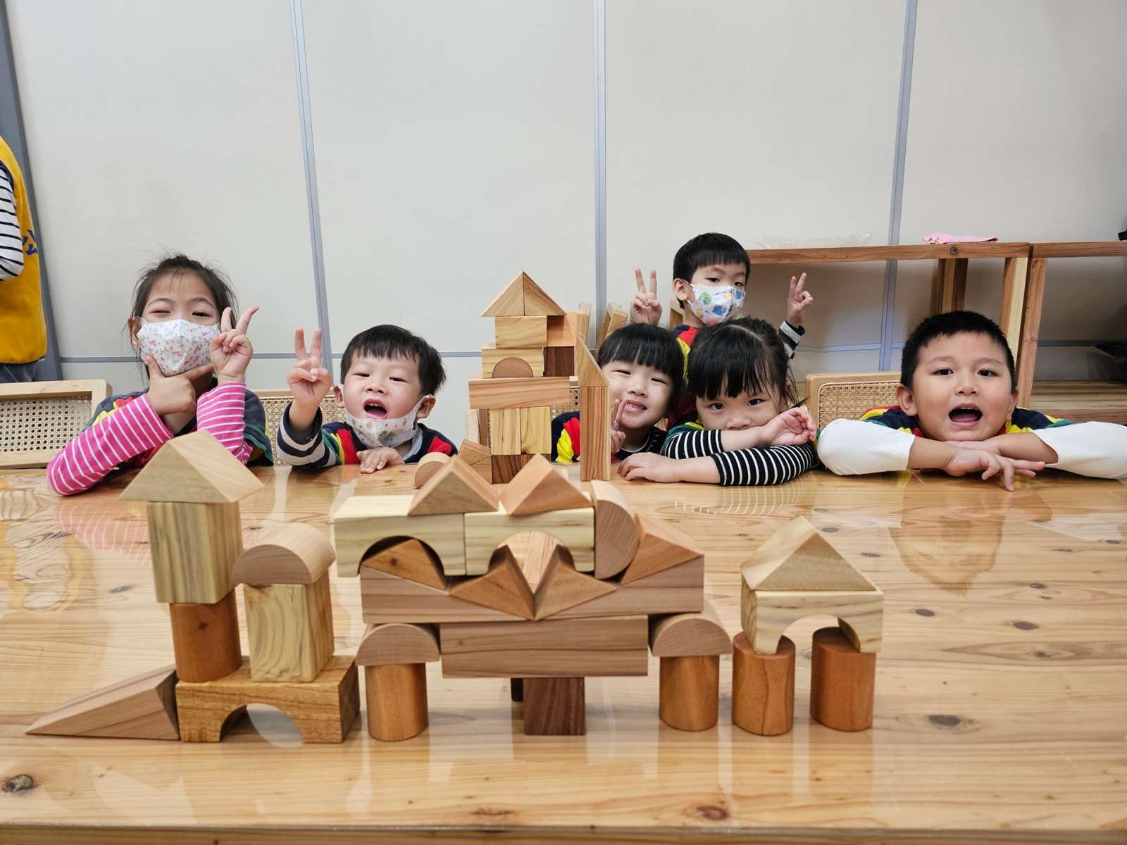 來跟木材朋友玩遊戲吧~8種樹木製成的積木組，一起感受台灣國產材的溫潤手感。