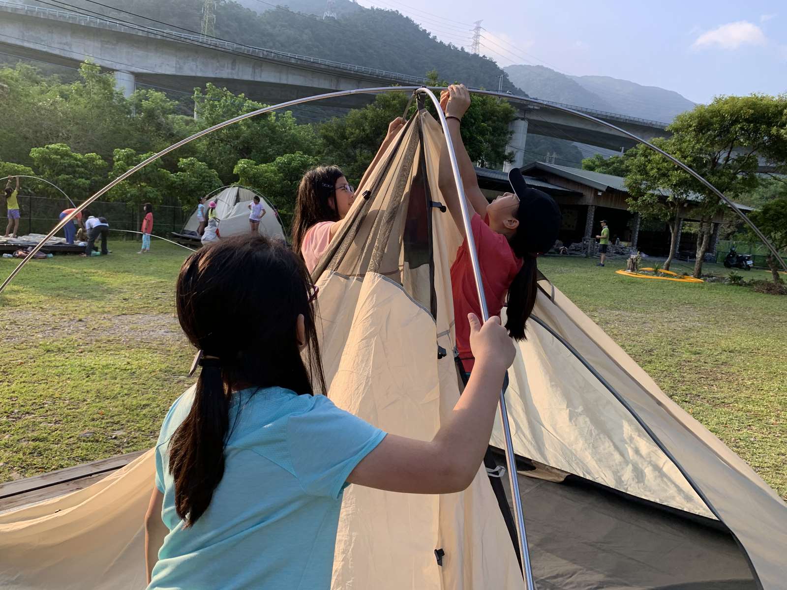 因為行前有充分準備,即使爸媽不在,我也可以合力完成搭帳棚跟一切挑戰