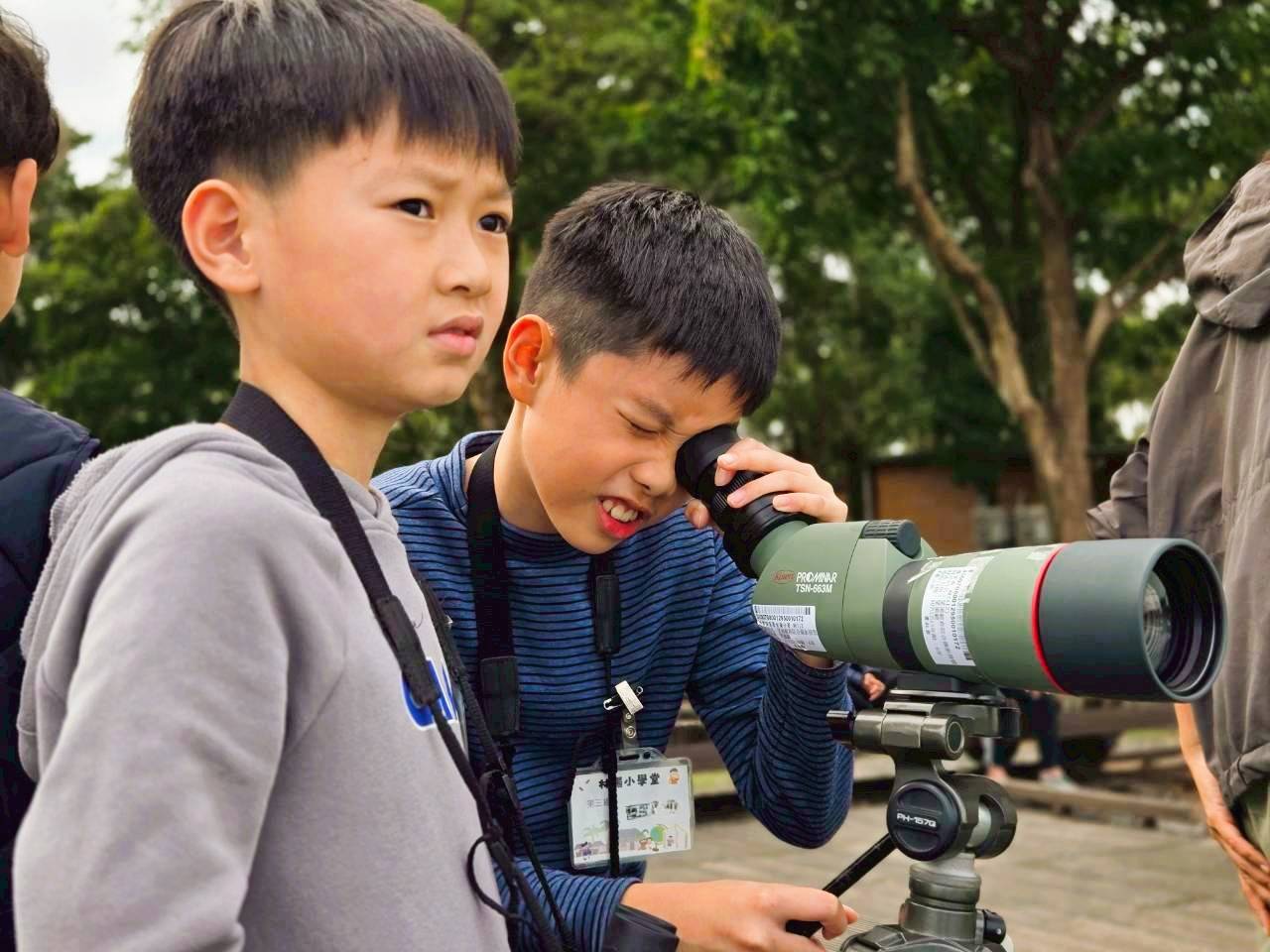 眼力X耳力大提升，學習操作望遠鏡精準定位－－瞄準那隻鳥！