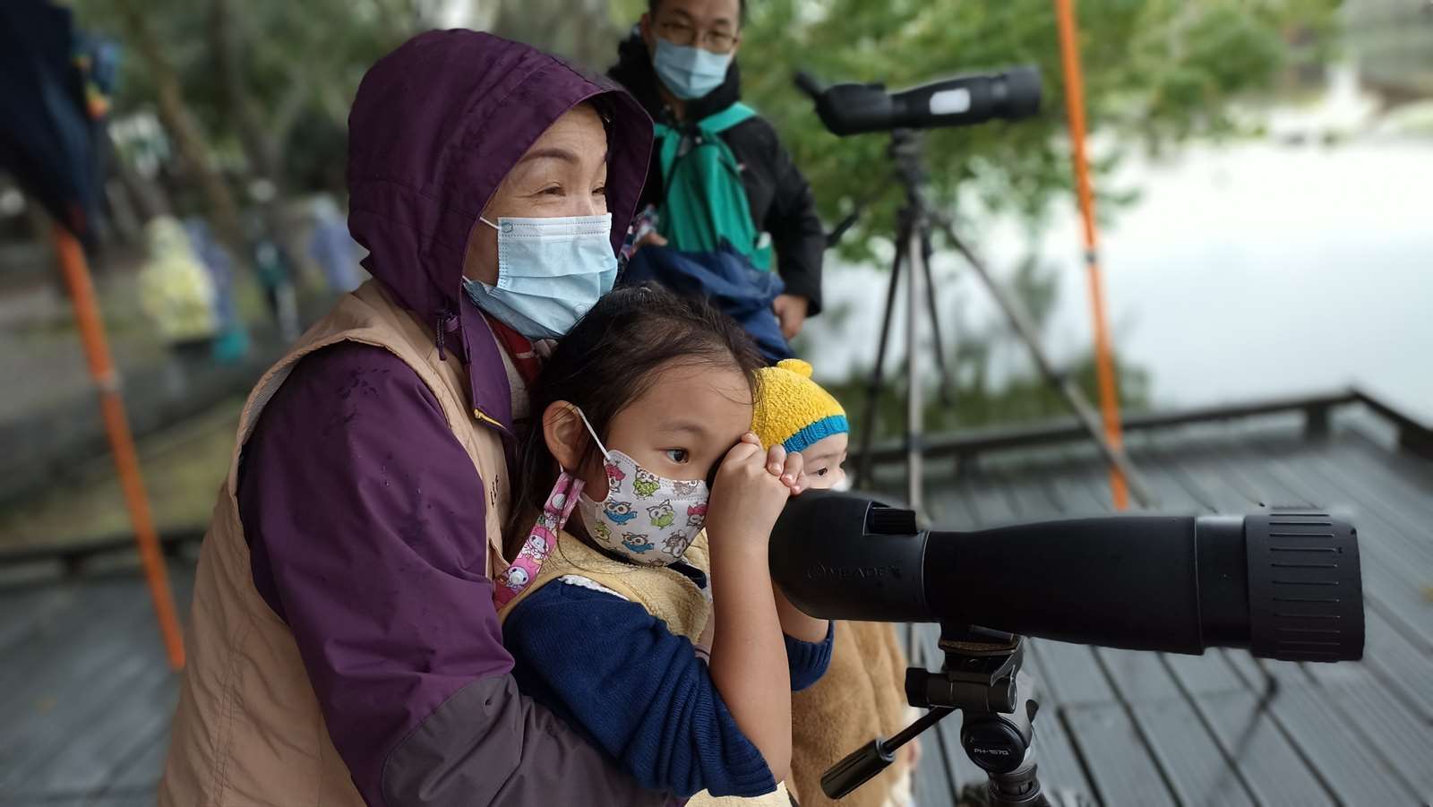 冬天來的鳥訪客聚集在水池周邊，使用望遠鏡一探究竟！