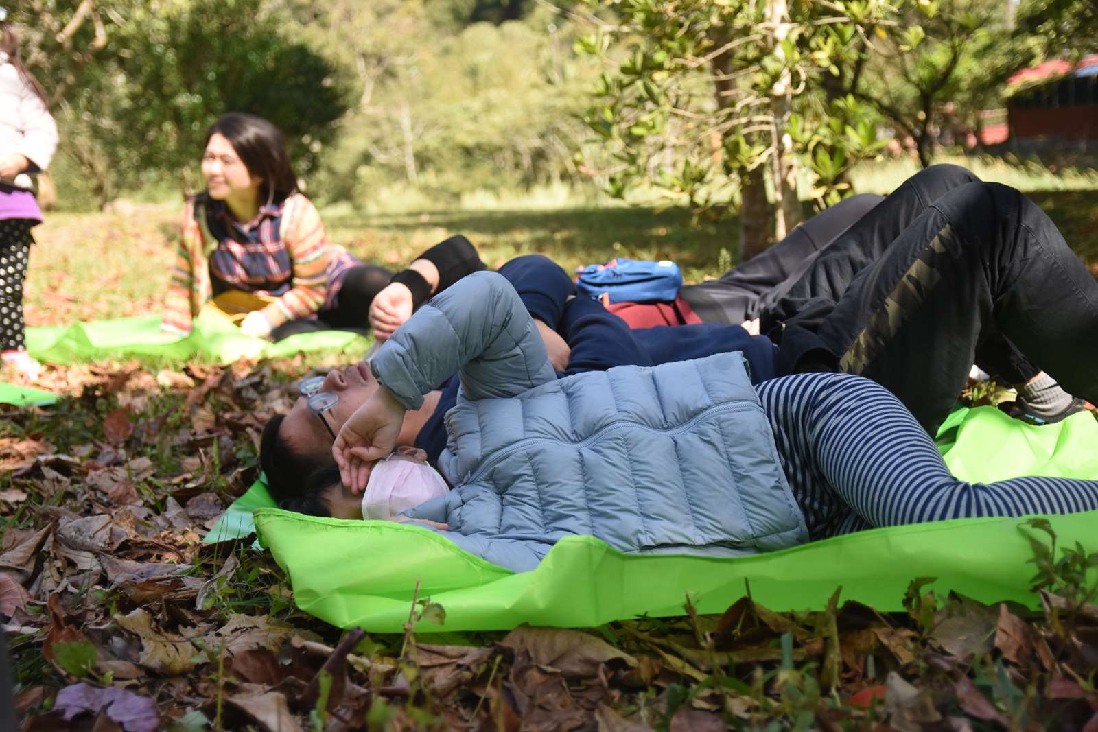 歡迎自備野餐墊，躺在春日陽光下，享受愜意的課程時光。