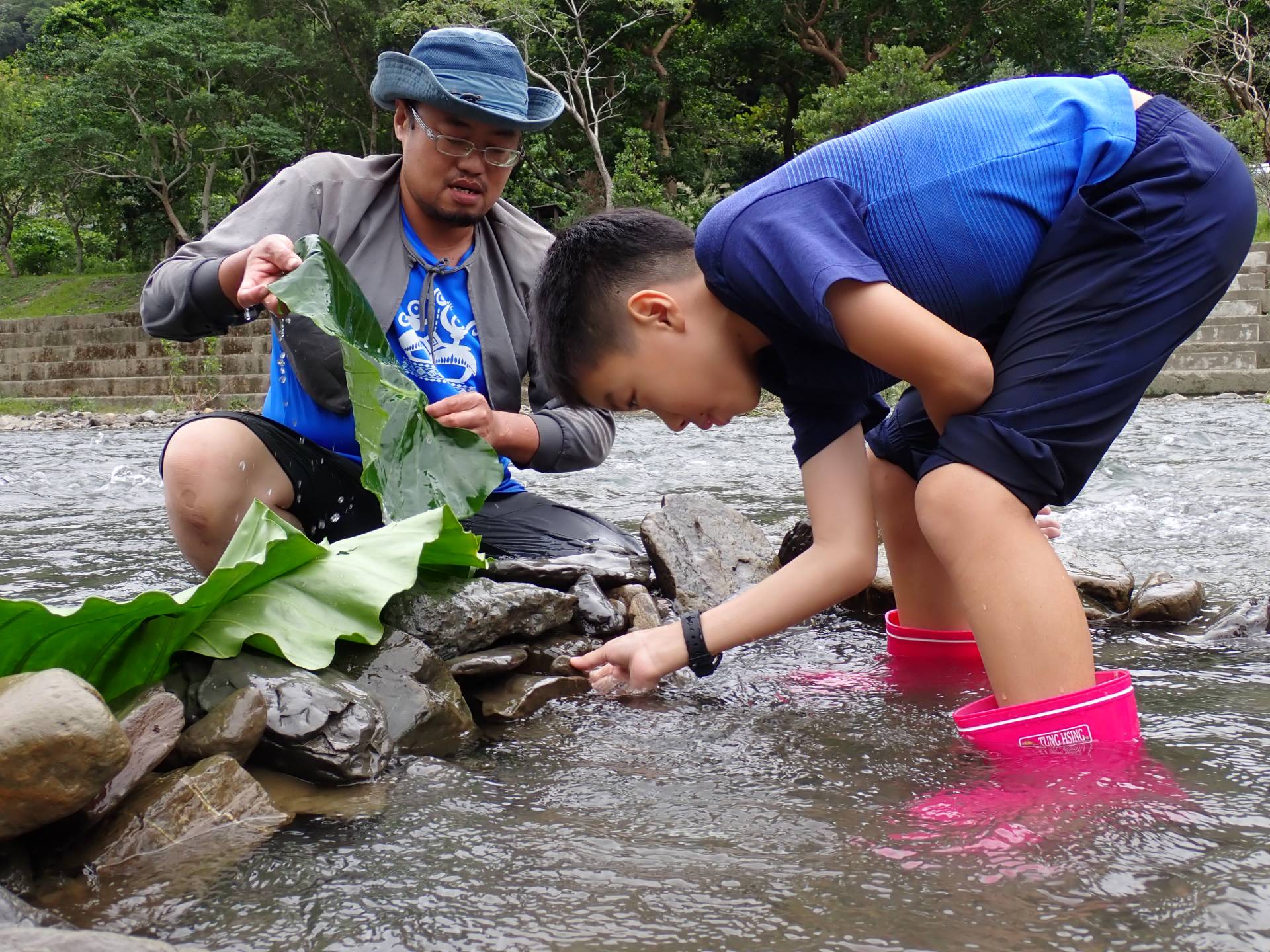 練習搭建改水魚道進行捕魚