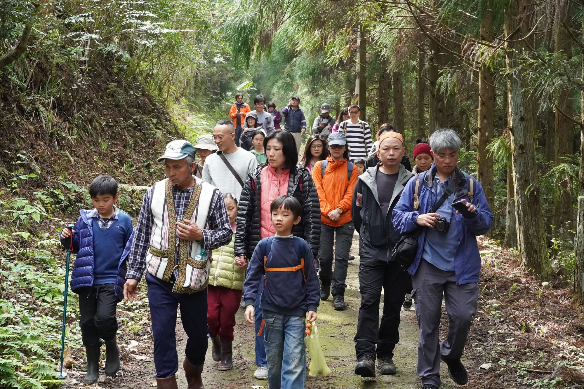 白蘭部落耆老帶領民眾漫步於白蘭溪古道