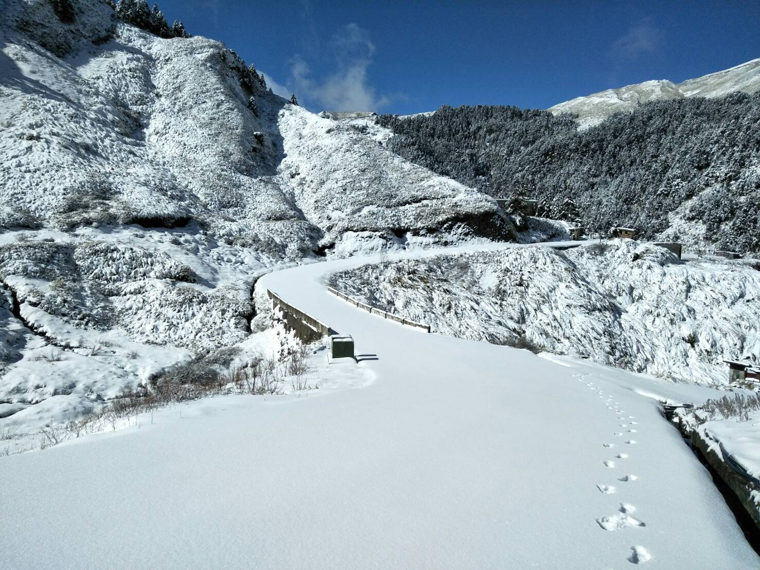 合歡山雪季道路