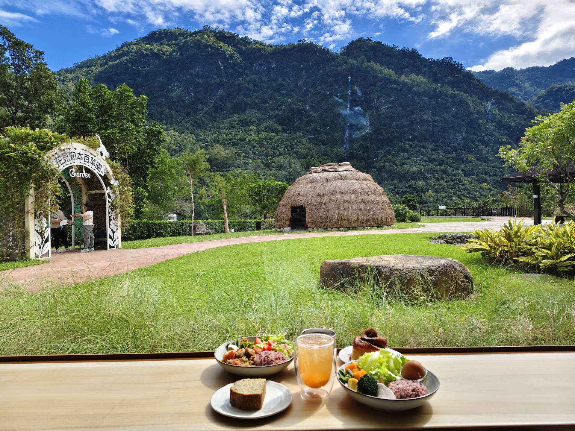 知本森林遊樂區_石頭的孩子(竹構)及山林製造概念館窗外美景