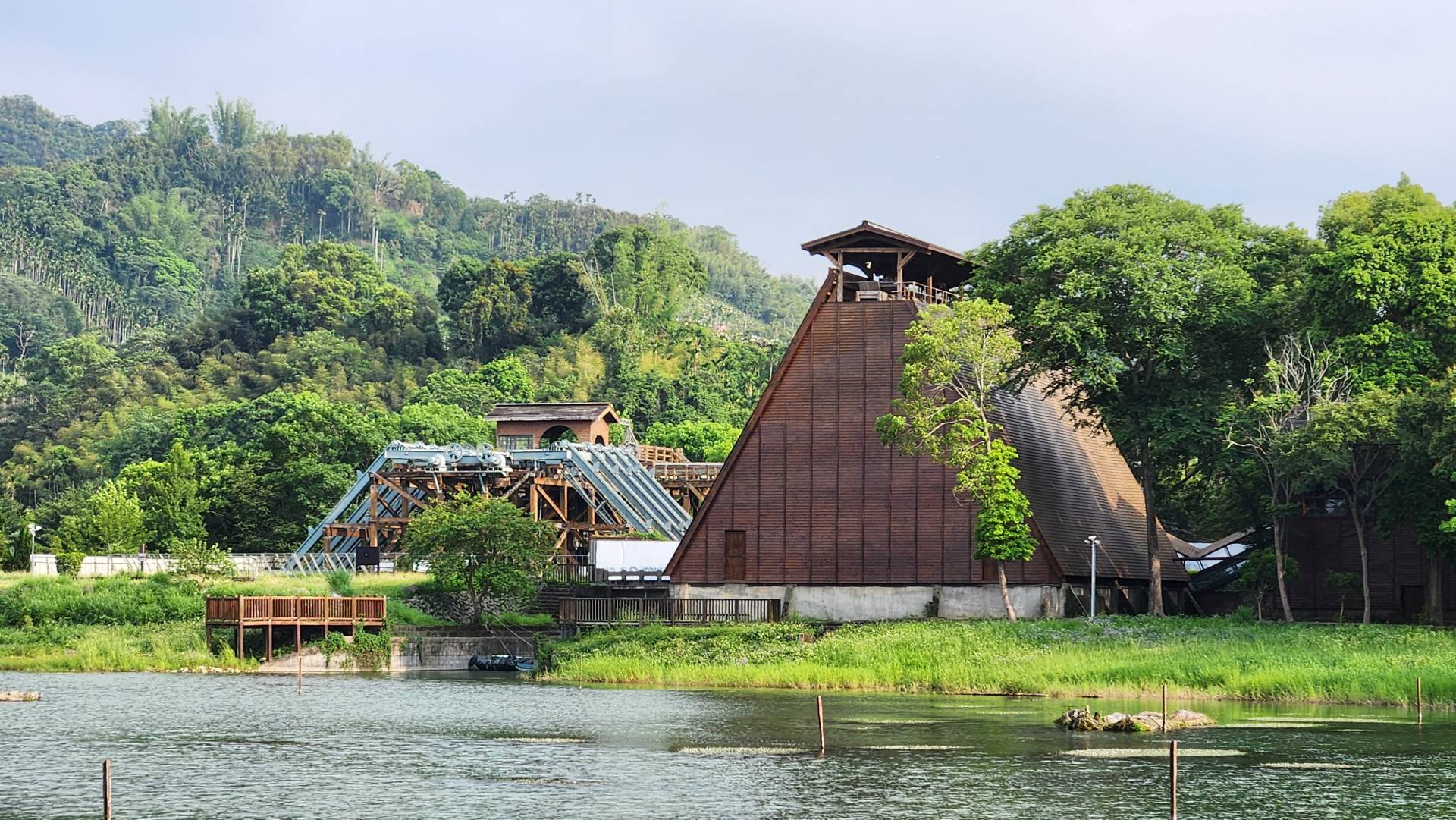 原木梯、燃料倉、貯木池