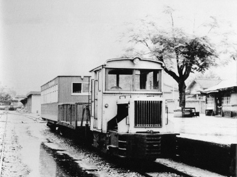 萬森線鐵路月台開出的交通車
