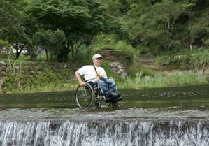 攔砂壩親水區上可行輪椅戲水