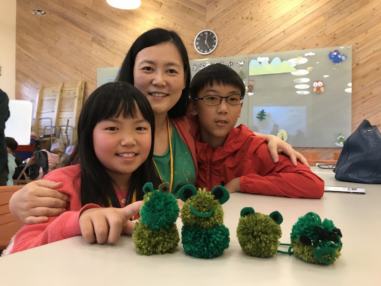圖2、學員製作獨一無二的青蛙毛球吊飾，全家開心的合照。