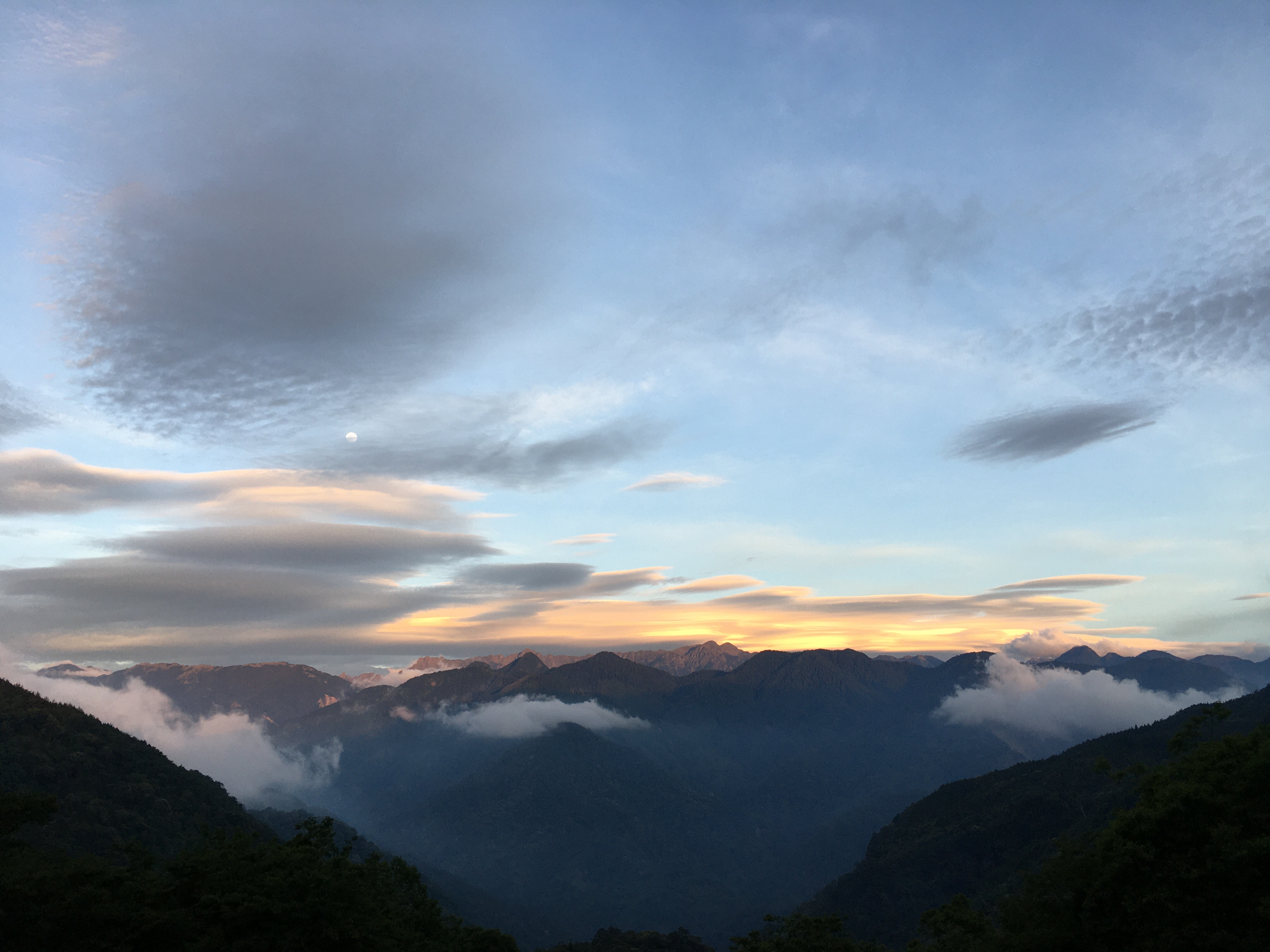 在觀霧山莊即可遠眺聖稜線及觀賞晨昏雲海美景