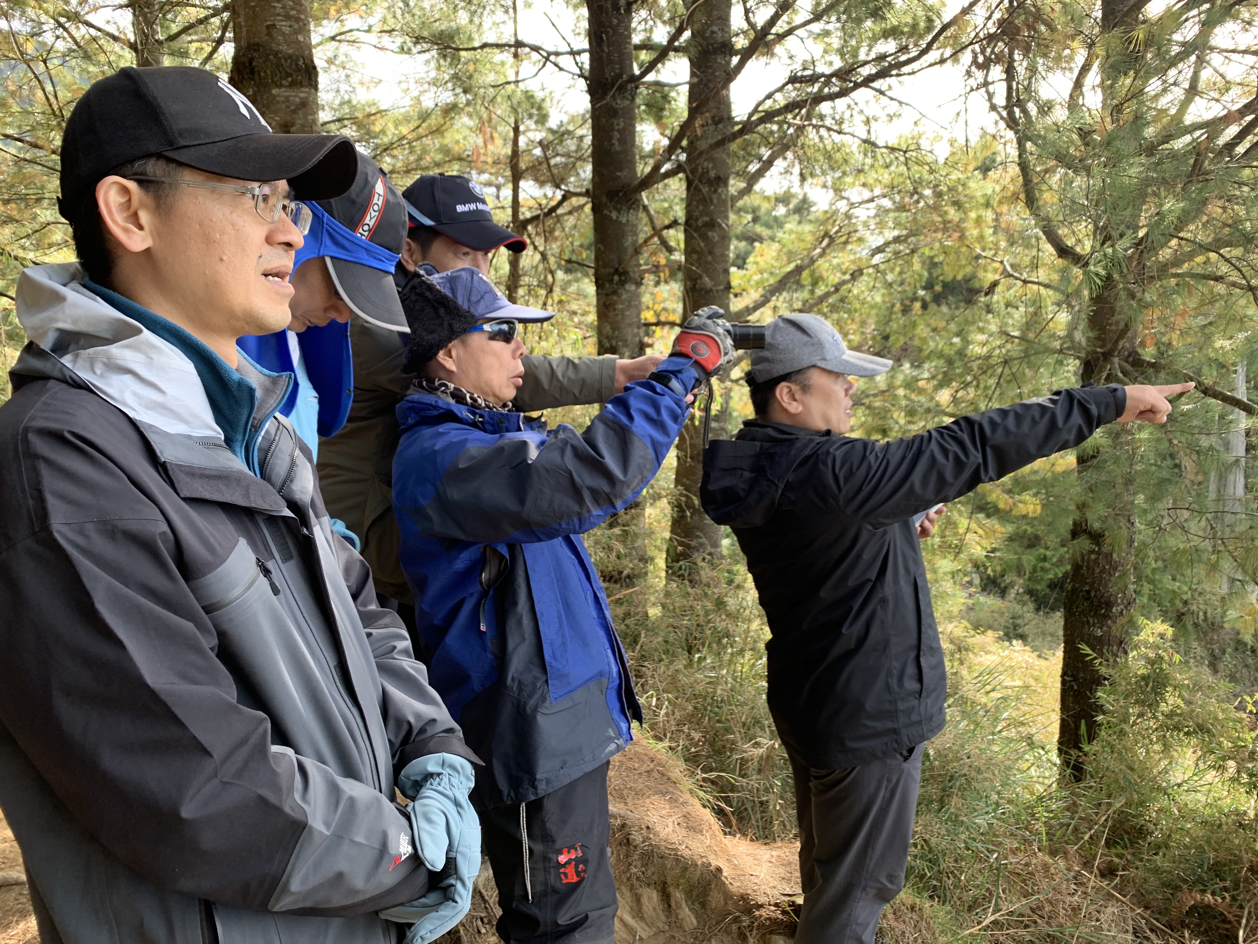 新竹林管處與國家通訊傳播委員會及電信業者共同於九九山莊旁會勘尋覓適合點位。