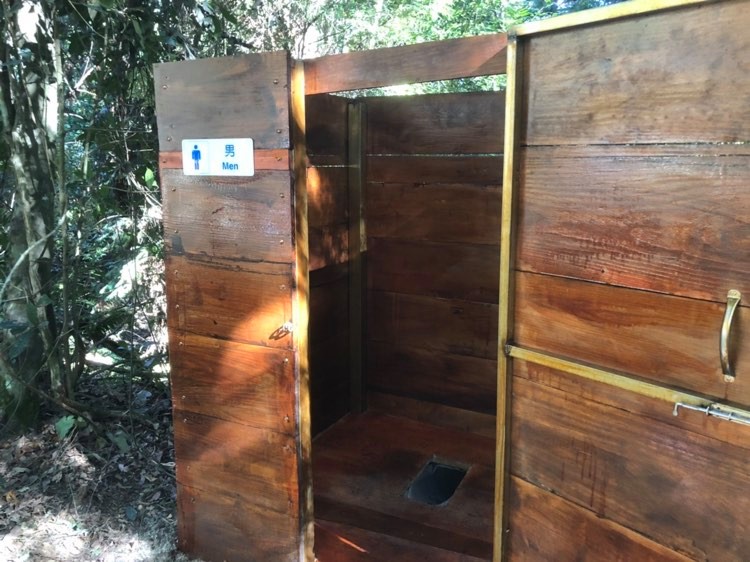 白石駐在所旁簡易廁所為乾式廁所，請遊客勿將垃圾及廚餘丟棄在內，避免阻塞。
