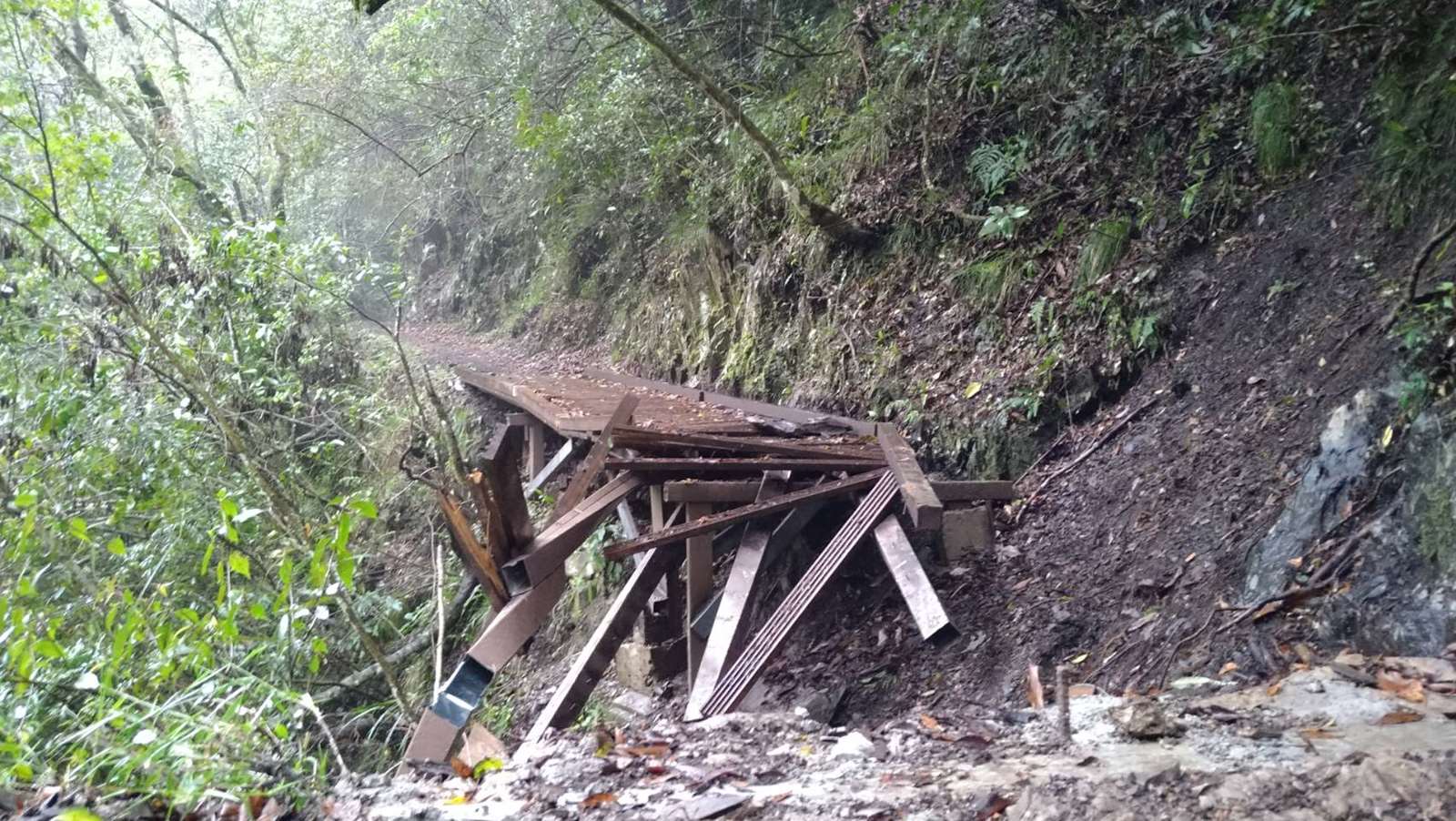 霞喀羅步道16.2公里處連接棧橋毀損中斷，請遊客勿強行通過。