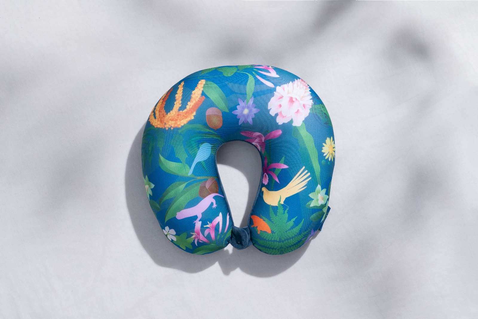 阿里山命名植物頸枕(550元)，讓民眾帶著阿里山四處旅行