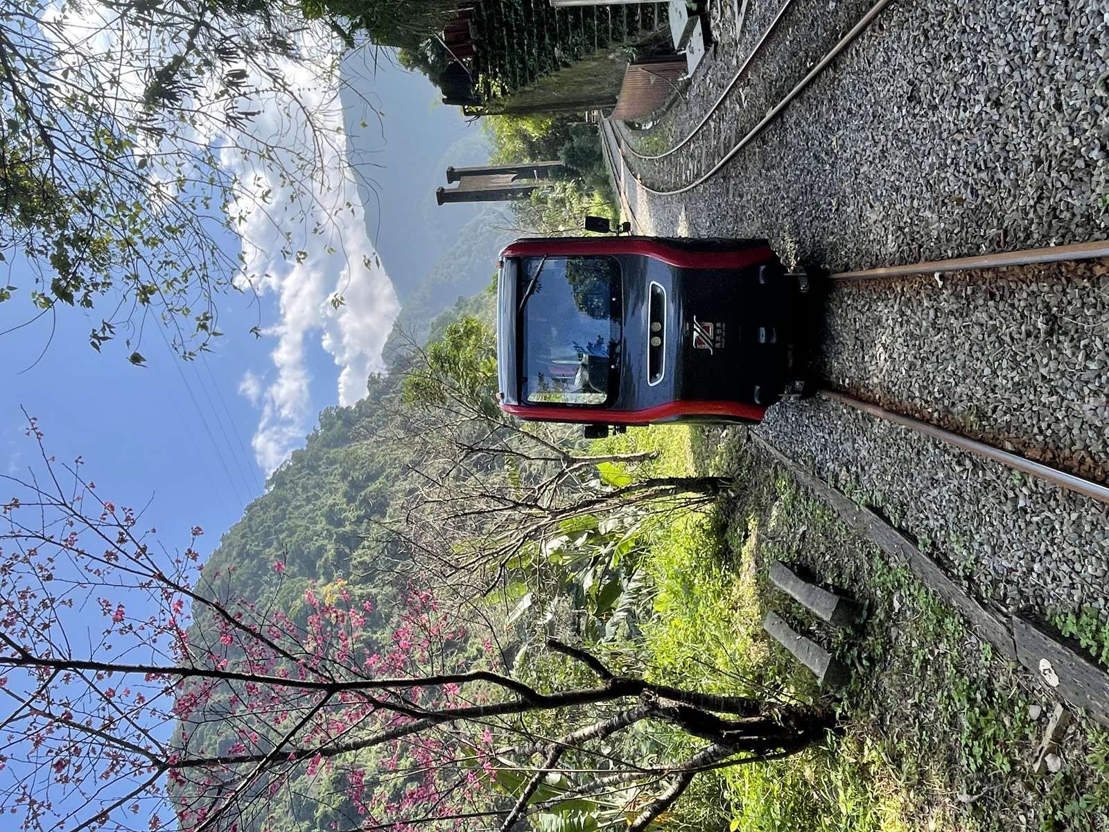 體驗烏來台車新列車輕軌旅行