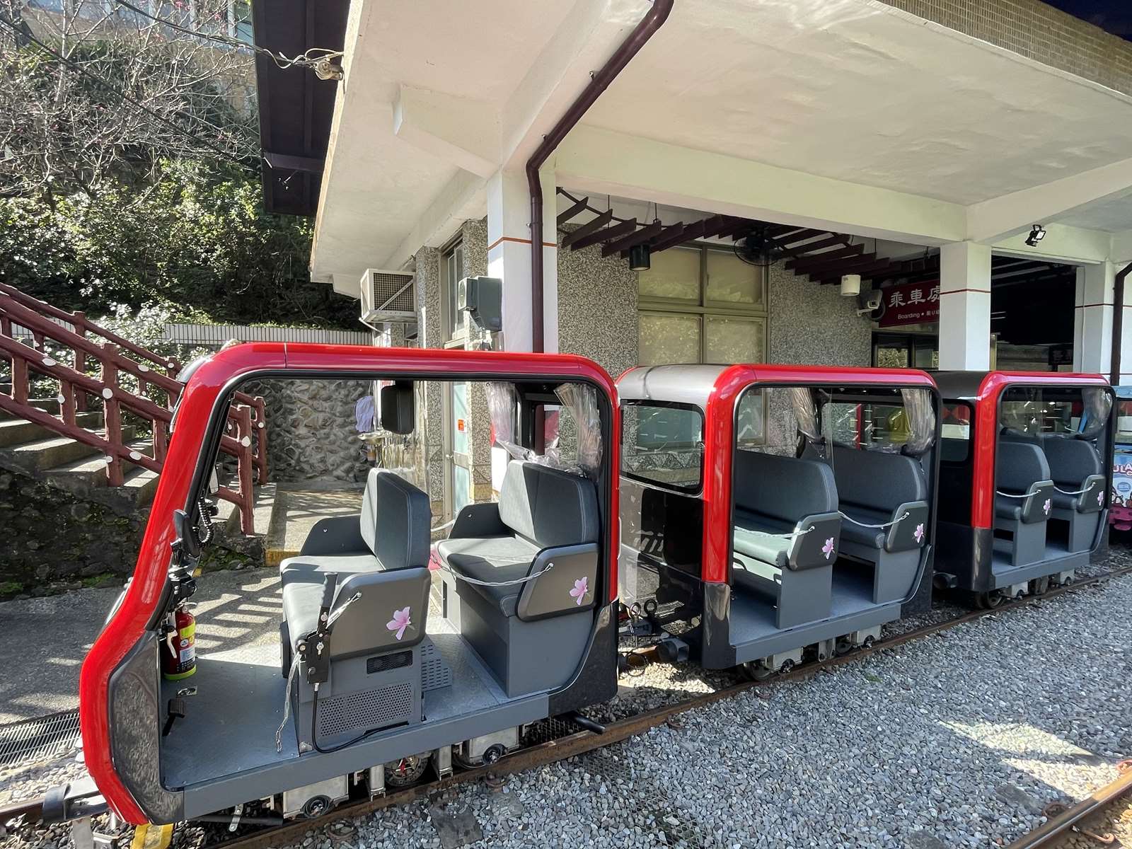 烏來台車新車身彩繪烏來杜鵑