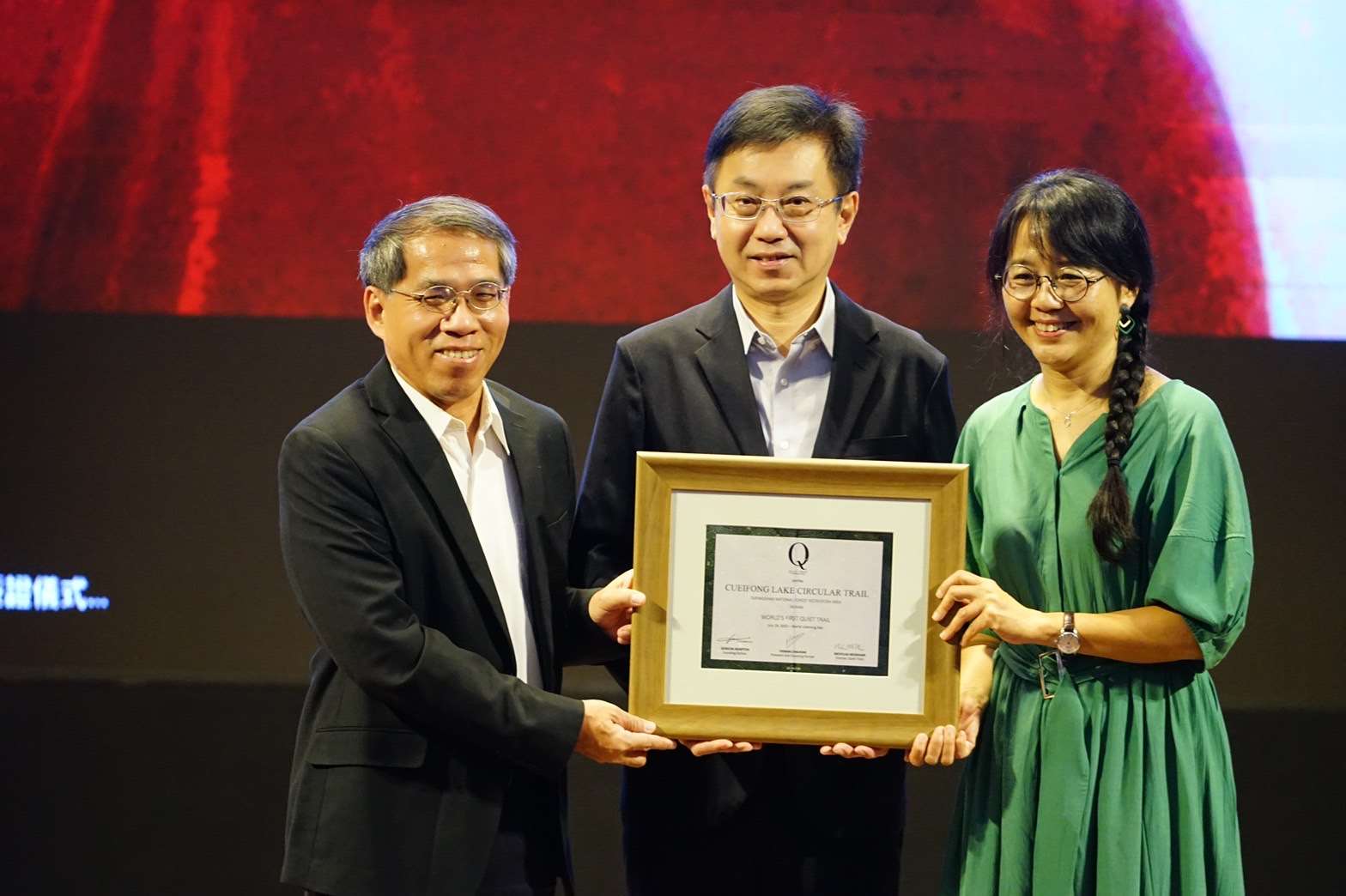 台灣著名野地錄音師范欽慧代表QPI授贈林務局林華慶局長(中)及羅東林區管理處蕭崇仁處長(左)