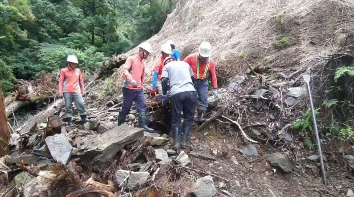 齊心合力搬運石材