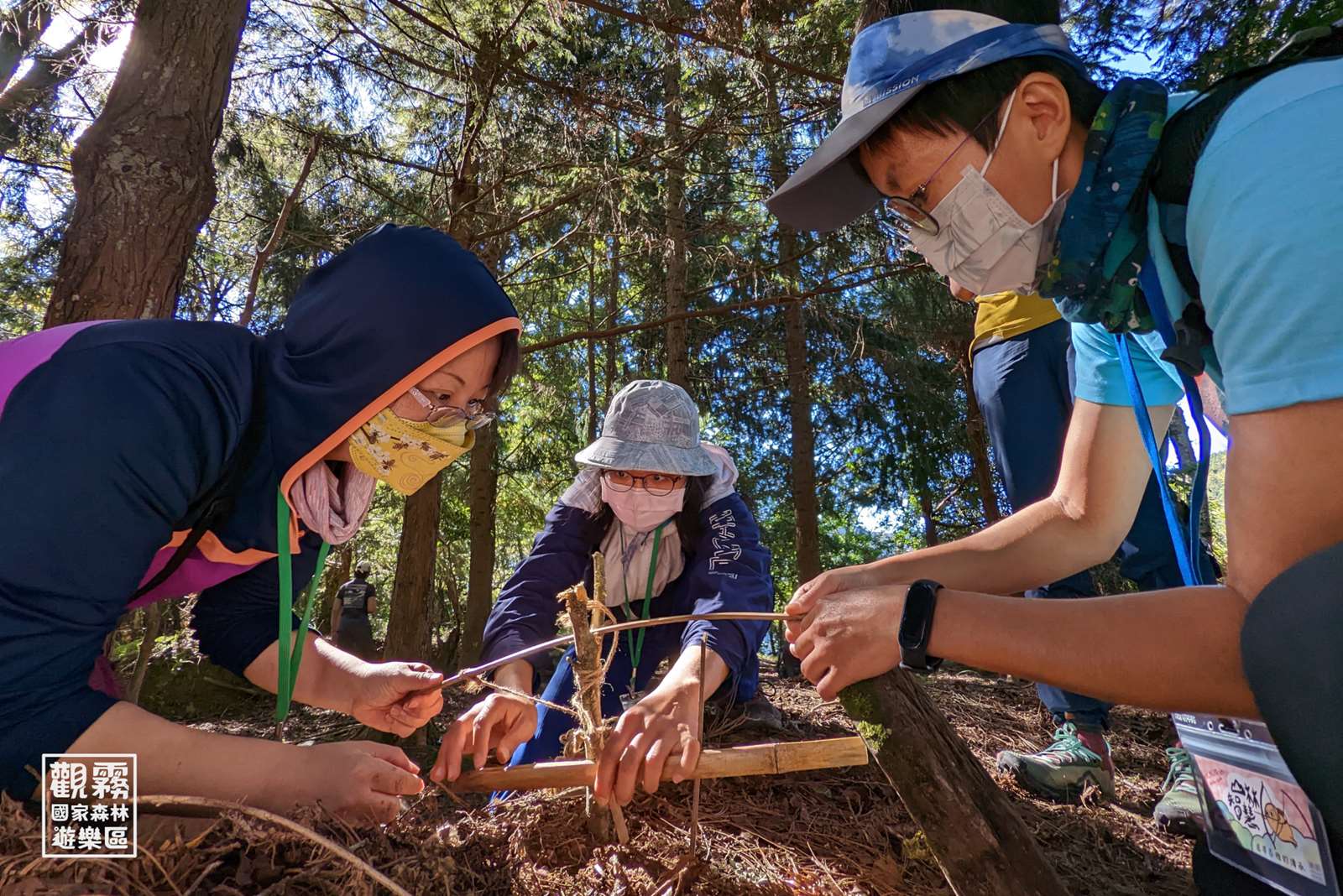 一起跟著老師的示範做陷阱，看似簡單其實存在許多眉角，處處都是山林智慧。