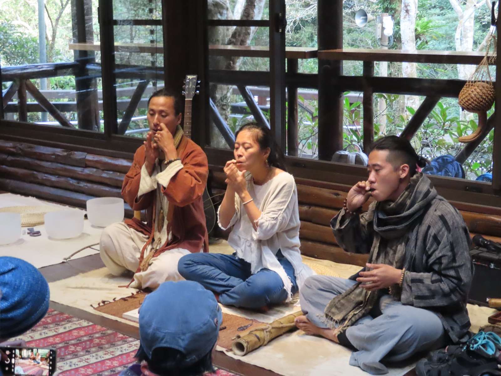 音樂家於森林小舖演奏原始質樸的樂器