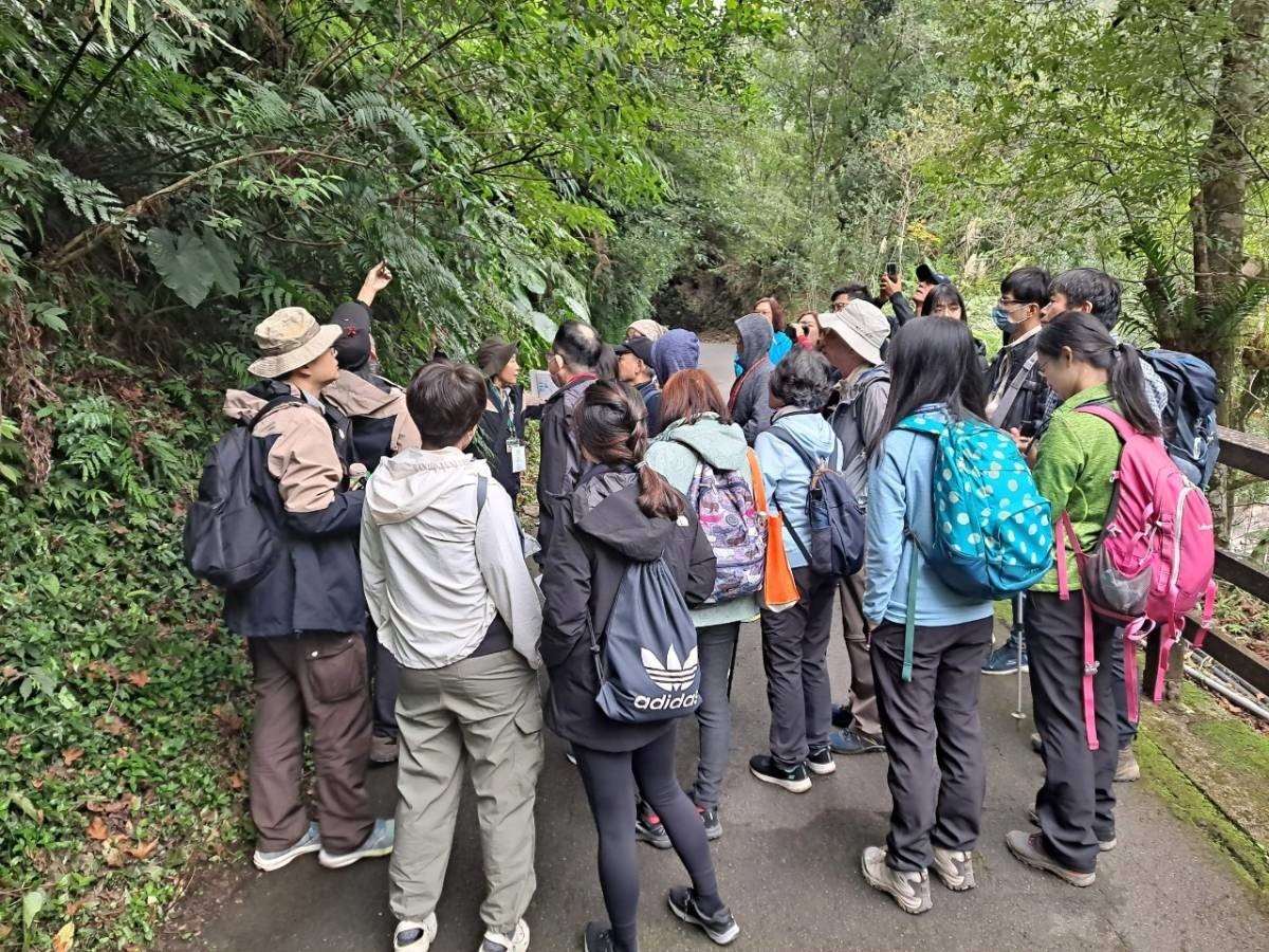 志工沿著無障礙的觀瀑步道介紹多樣化蕨類植物