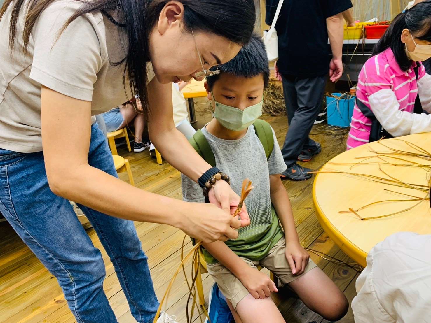 茅鄉炭坊說明香茅杯墊製作流程