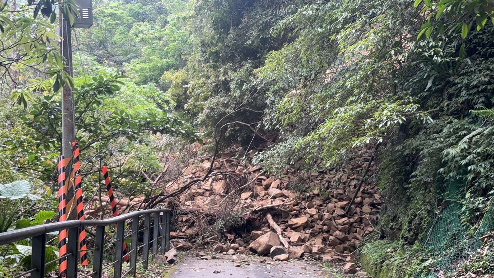 健行步道0.4k處步道邊坡崩落