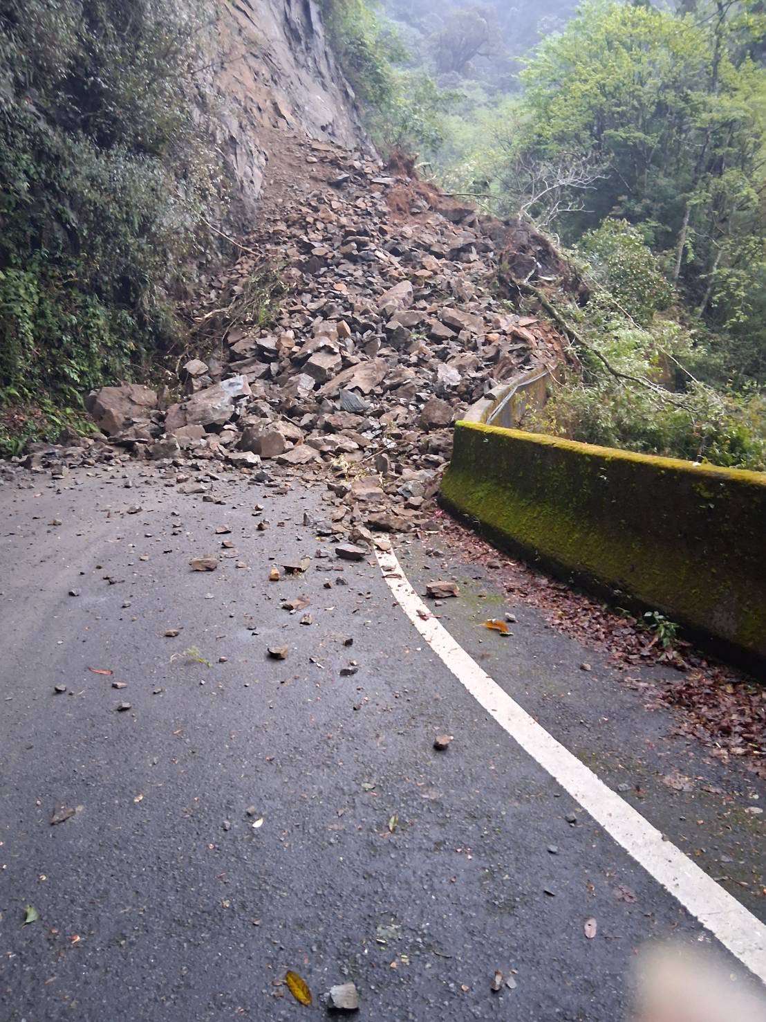 大雪山林道29.4公里處落石坍方