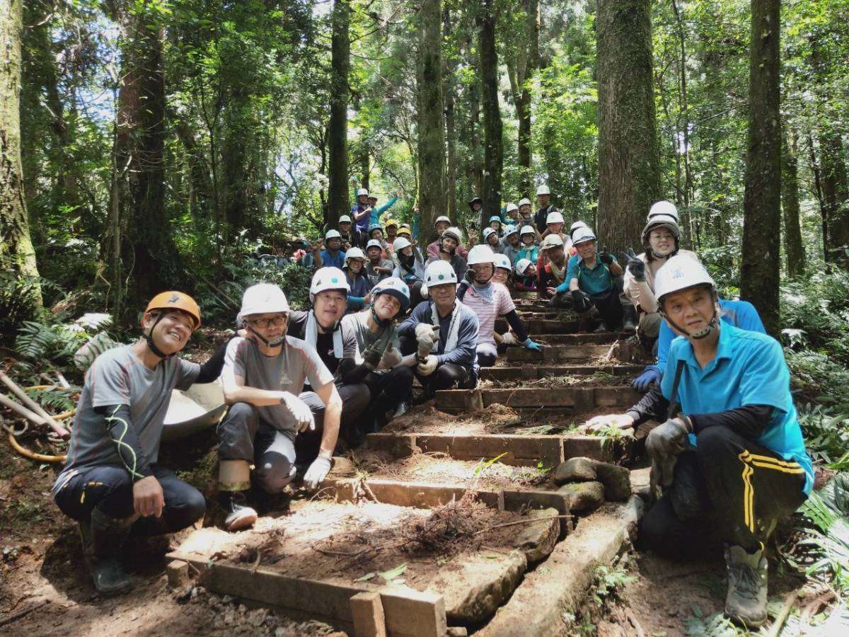 步道志工完成步道後合影