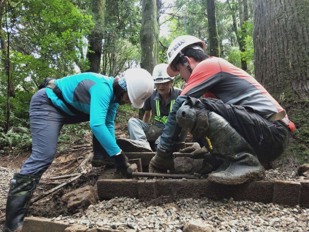 步道志工維護步道工作
