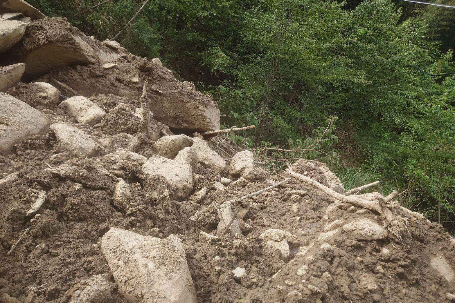 霞喀羅國家步道21.6K處上邊坡持續土石崩落，該路段無法通行