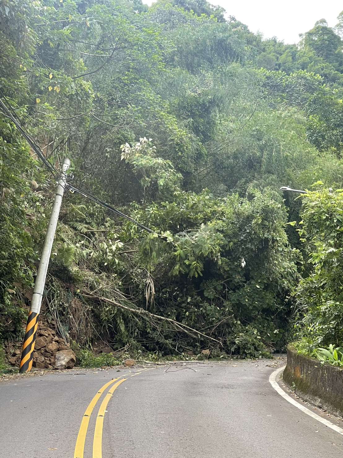 桃119線道路入口處邊坡崩塌,刻正搶通中