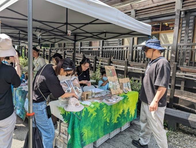 自然保育團體在現場與遊客分享保育議題