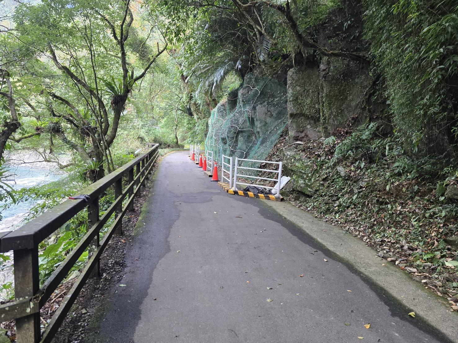 內洞觀瀑步道0K+747邊坡防落石網與岩釘施作