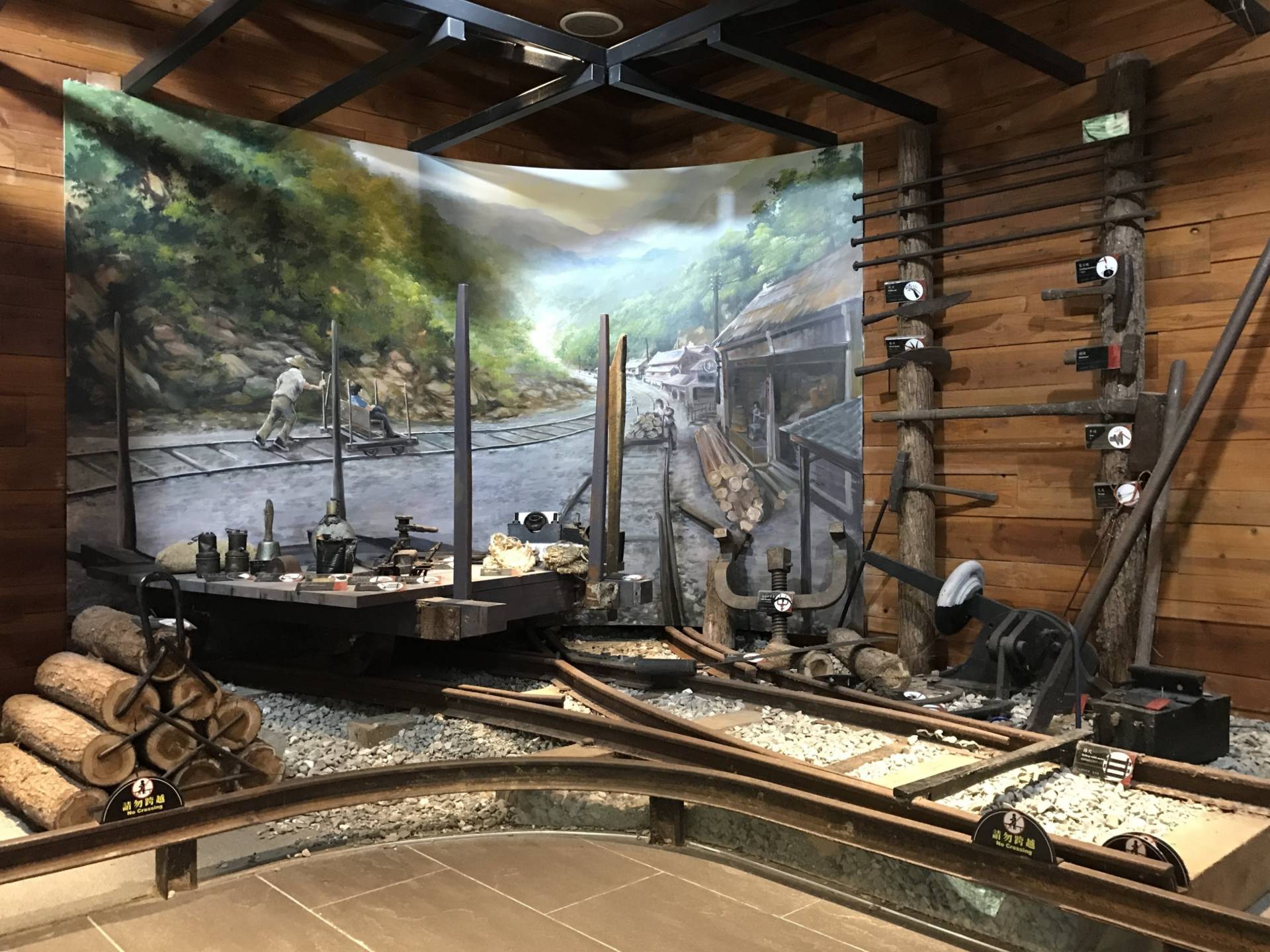 烏來林業生活館內台車文物展示