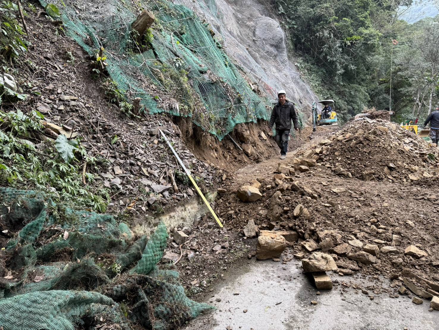 滿月圓國家森林遊樂區健行步道邊坡受雨勢影響仍有零星落石