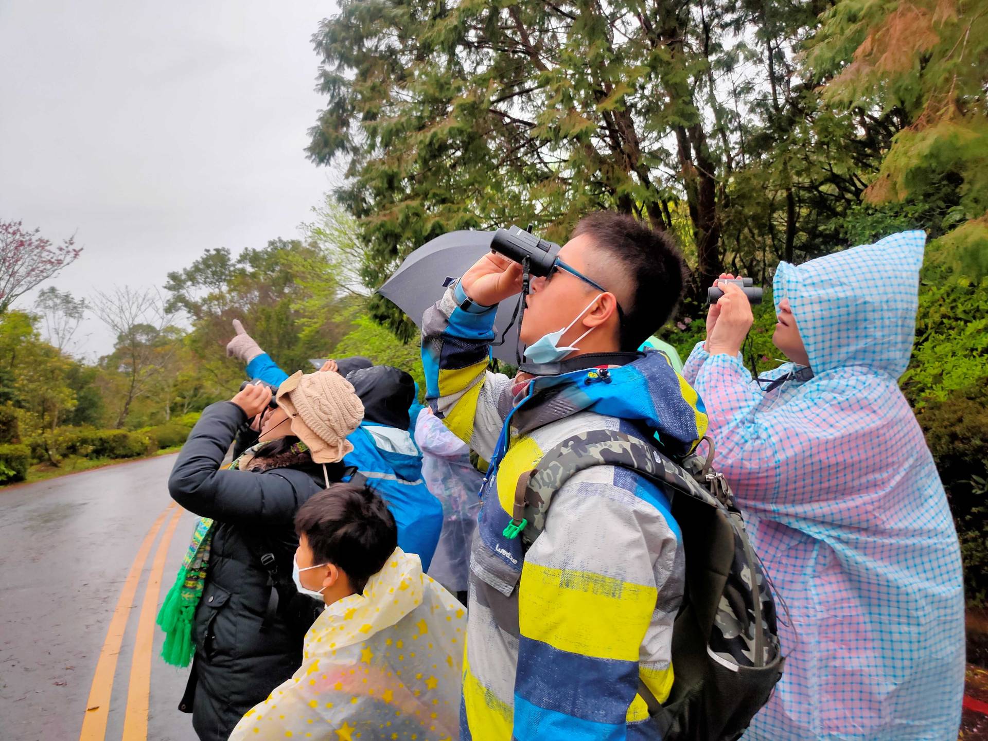 運用雙筒望遠鏡尋覓鳥蹤