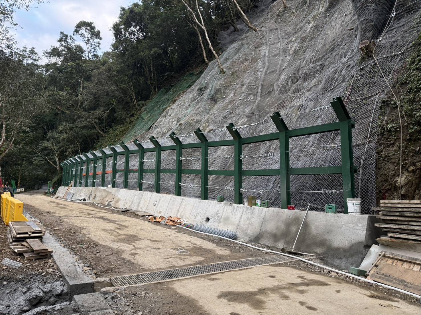 健行步道路面需要重新鋪設