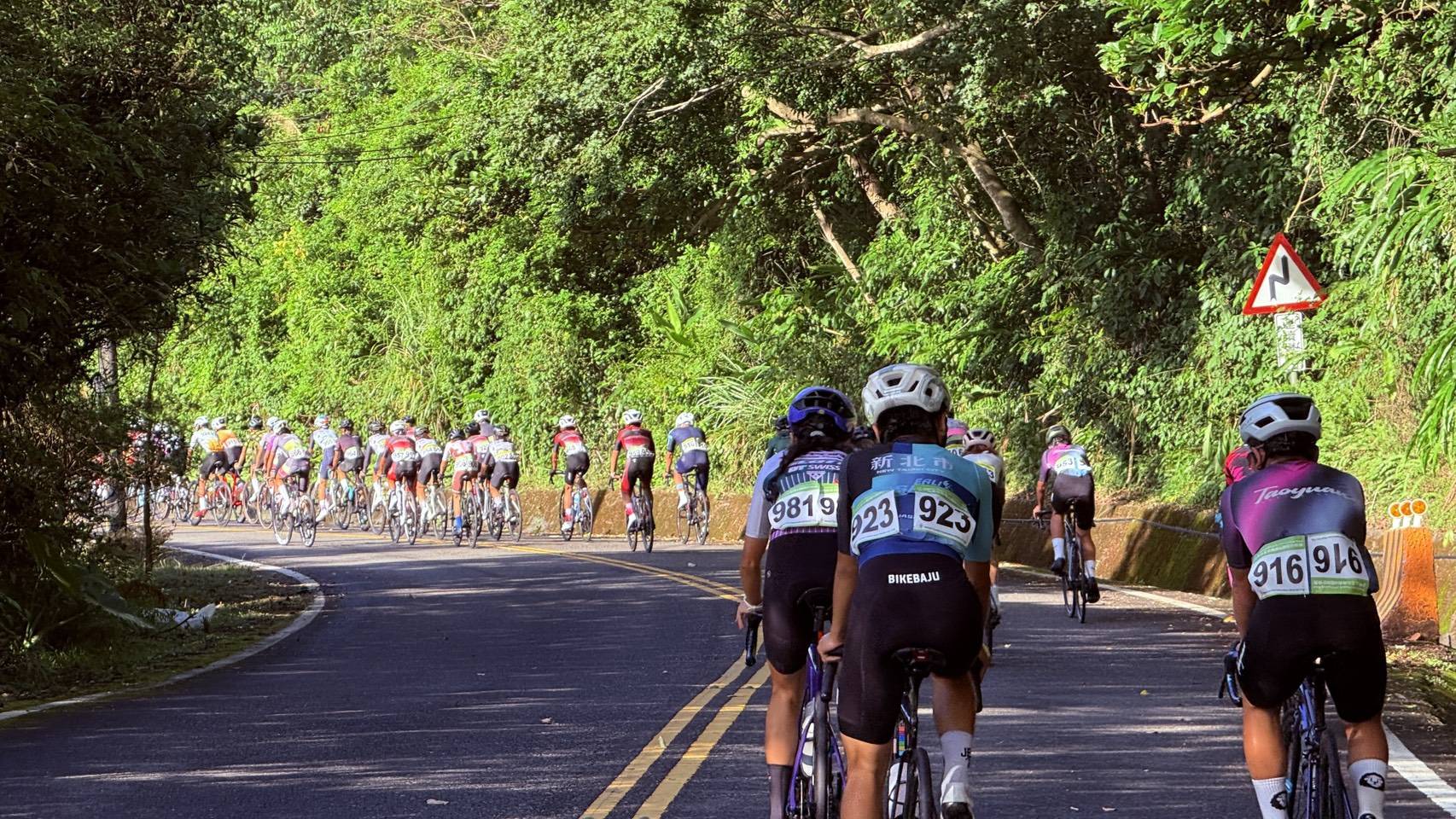 自行車選手沿太平山林間道路騎行