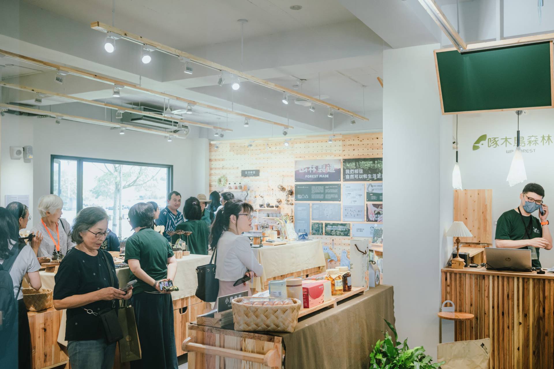 「山林製造X啄木鳥森林」開幕後的空間運作與體驗情形，從餐飲、選品到文化活動與自然景觀，完整展現森林場域與地方生活融合的多元樣貌