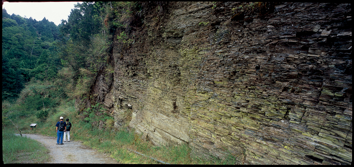 地質千層派岩壁